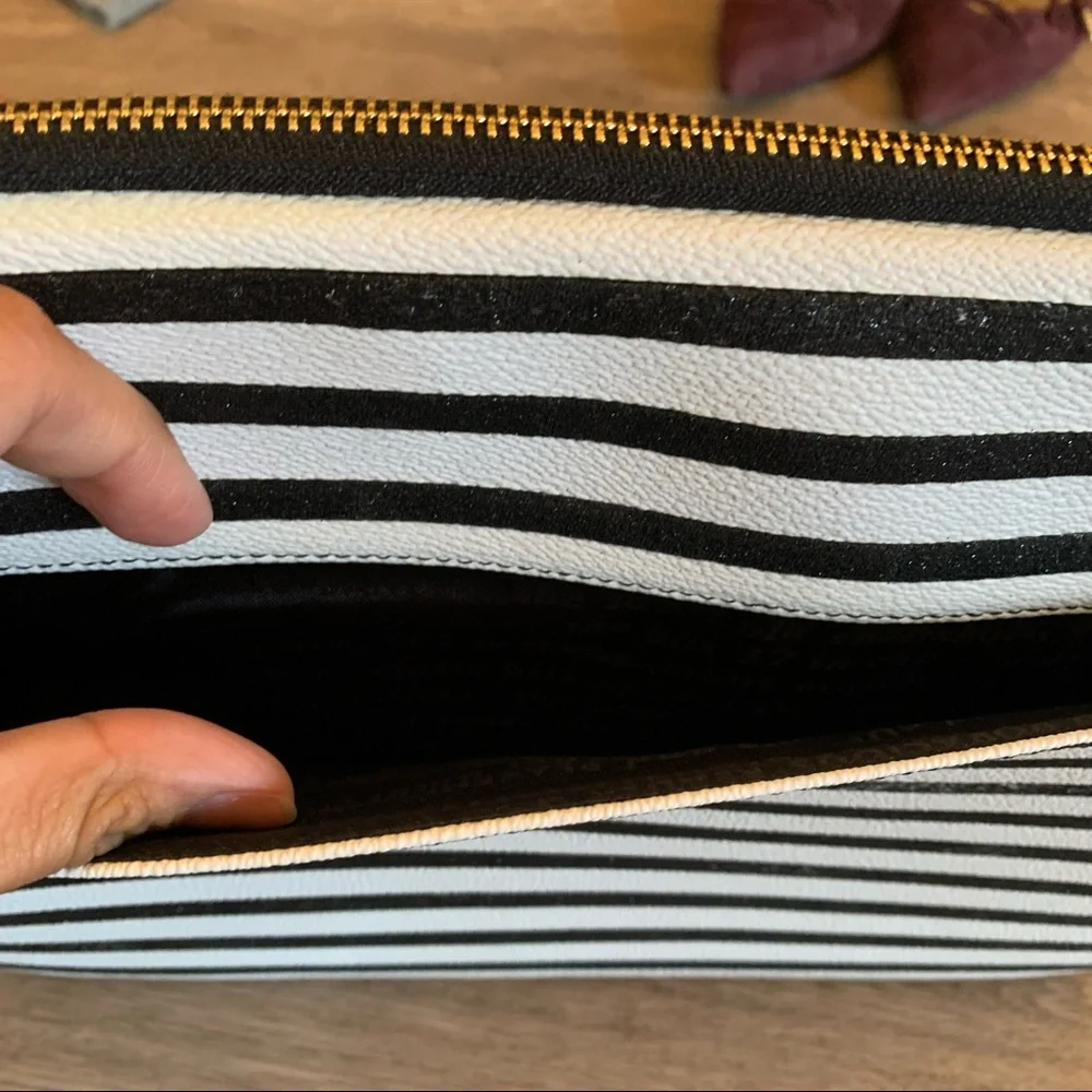 Striped Black & White Women’s Laptop Sleeve Bag